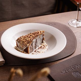 Kolač sa makom u sosu od bele čokolade