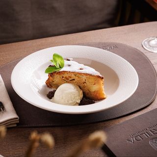 Pita sa jabukama i kuglom sladoleda od vanille