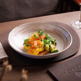 Francuska kajgana na avokadu sa lososom