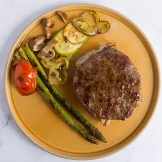 Juneći burger i grilovano povrće