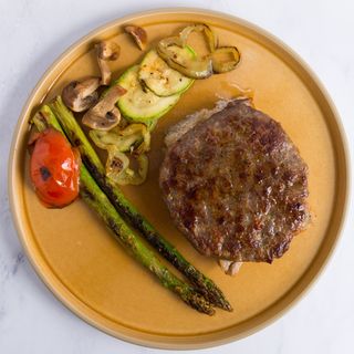 Juneći burger i grilovano povrće