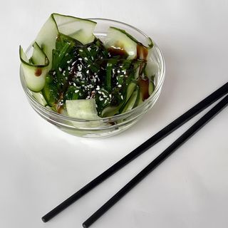 Wakame sa krastavcem