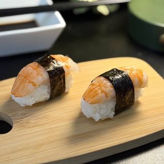 SUSI Skampi (2 kom, soja sos, djumbir, wasabi, stapici)
