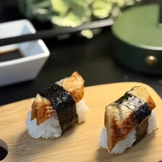SUSI Jegulja (2 kom, soja sos, djumbir, wasabi, stapici)