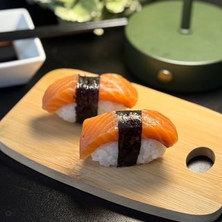 SUSI Losos (2 kom, soja sos, djumbir, wasabi, stapici)