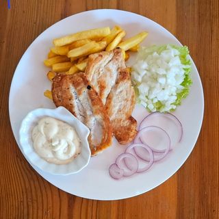 Belo pileće na roštilju sa pomfritom