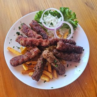 10 ćevapa sa pomfritom