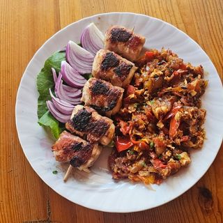 Pileći ražnjići 200g sa varivom + salata+čorba