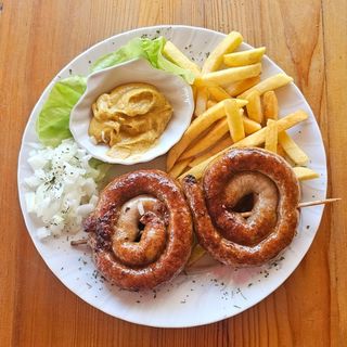 Roštiljska kobasica  sa pomfritom