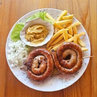 Roštiljska kobasica sa varivom