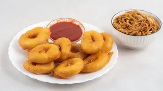 Pržene noodle sa škampima i lignjama