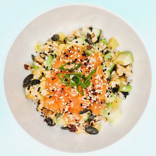 Poke bowl sa lososem