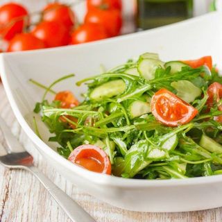 Rukola sa sosom od bosiljka i povrćem