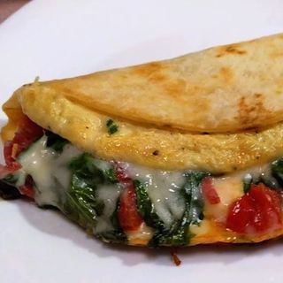 Tortilja sa šunkom, omletom, spanaćem i sirom