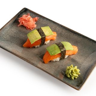 Nigiri sa lososom i avokadom