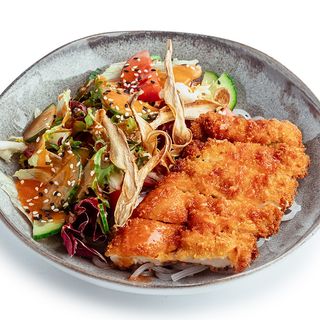 Salata sa hrskavim pilećim fileom i rezancima