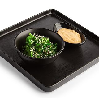 Wakame sa orašastim sosom