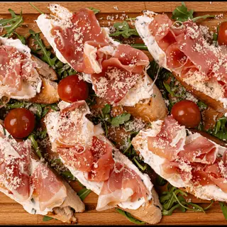 Pršuta i parmezan brusketi 250g