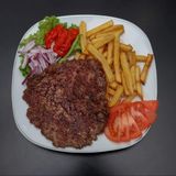 Pljeskavica 200g + pomfrit