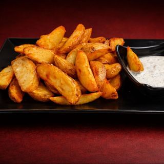 Zlatno pečeni krompir sa tzatziki sosom