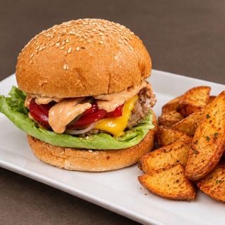 Burger+ zlatno pečeni krompir
