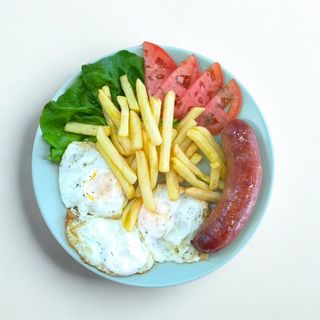 Jaja na oko, kranjska kobasica sa sirom i pomfrit