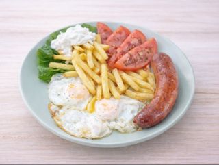 Jaja na oko, kranjska kobasica sa sirom i pomfrit