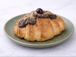 Kroasan nutela višnja