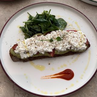 Avokado Tost riccota