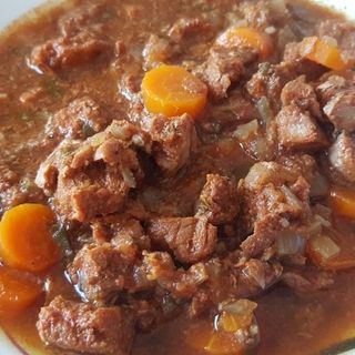 JUNEĆI GULAŠ SA KAČAMKOM