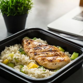 Pileći file sa pirinčem i povrćem