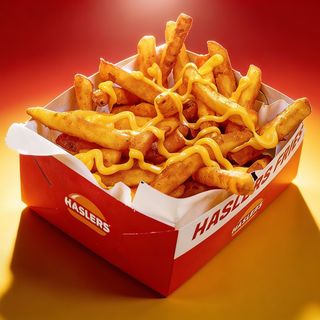 Začinjeni pomfrit Haslers fries sa topljenim cheddarom 