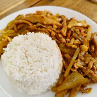 112 Reckana svinjetina sa sosom od belog luka