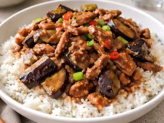 119 Prženi pirinač sa patlidžanom i mlevenom svinjetinom茄子肉丝炒饭