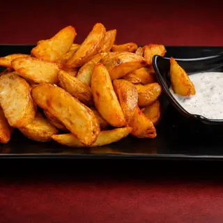 Zlatno pečeni krompir sa tzatziki sosom