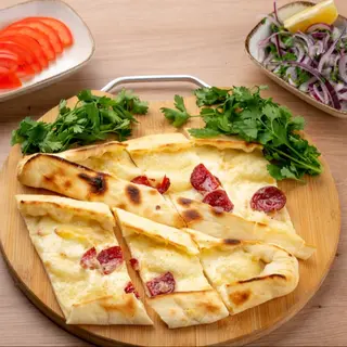 Pide sa sudžukom i kačkavaljem