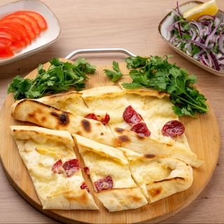Pide sa sudžukom i kačkavaljem