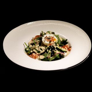 Salata sa lososom, sušenim paradajzom i orasastim prelivom