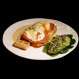 Benedikt — vafle sa lososom, avokadom, 2 poširana jaja i holandskim sosom.