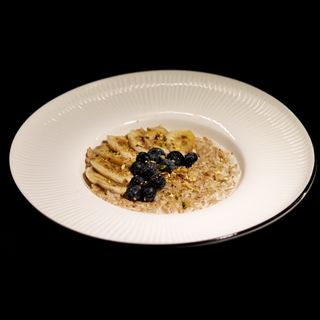 Ovsena kaša sa voćem, orašastim plodovima i bobicama