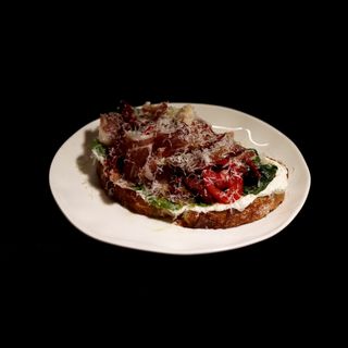 Brusket sa pršutom i sušenim paradajzom