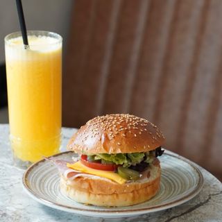 Pršutino burger sendvič