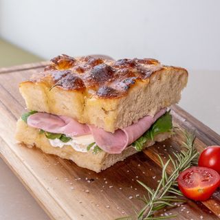 Focaccia sa mortadelom