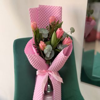 Buket lala sa eukliptusom