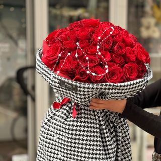 Crvene ruze upakovane u coco chanel