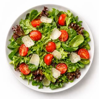 Miks zelenih salata sa čerijem i parmezanom