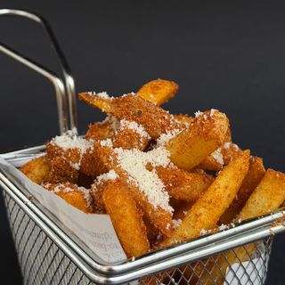 Pomfrit sa parmezanom i belim lukom