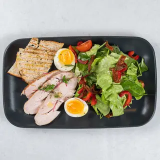 Obrok salata sa suvidiranom piletinom