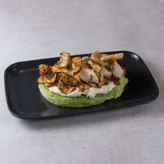 Obrok salata sa suvidiranom ćuretinom