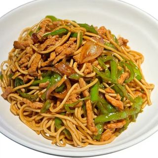 Fried chicken noodles 鸡肉炒面